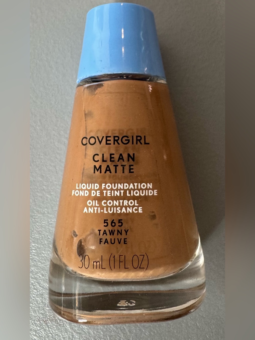 COVERGIRL Clean Matte Liquid Foundation 565 Tawny oil control Light Blue Cap